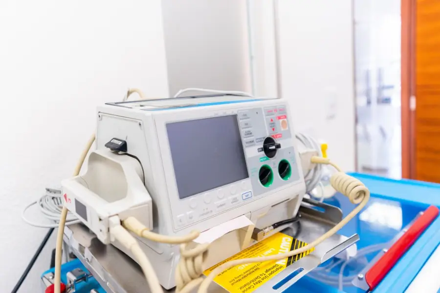 Termoli, donato un defibrillatore al Centro Anziani di Difesa Grande: gesto di solidarietà della famiglia Atterrato